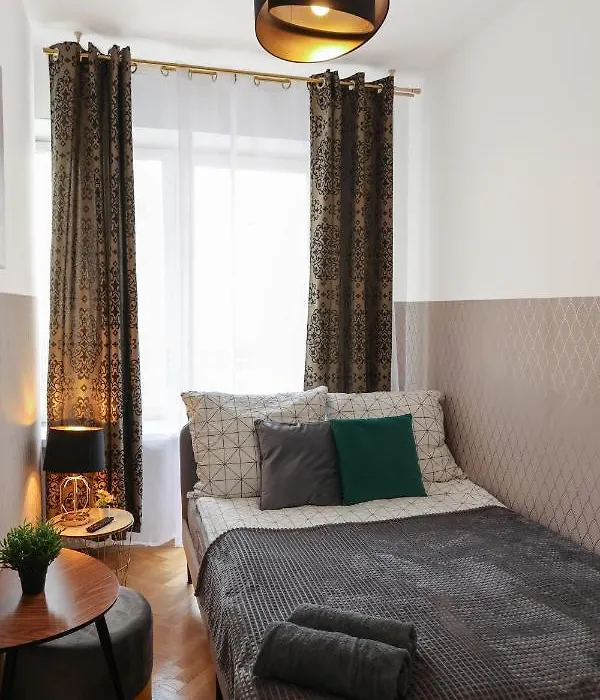 Clicktheflat Three Crosses Square Apart Rooms-1